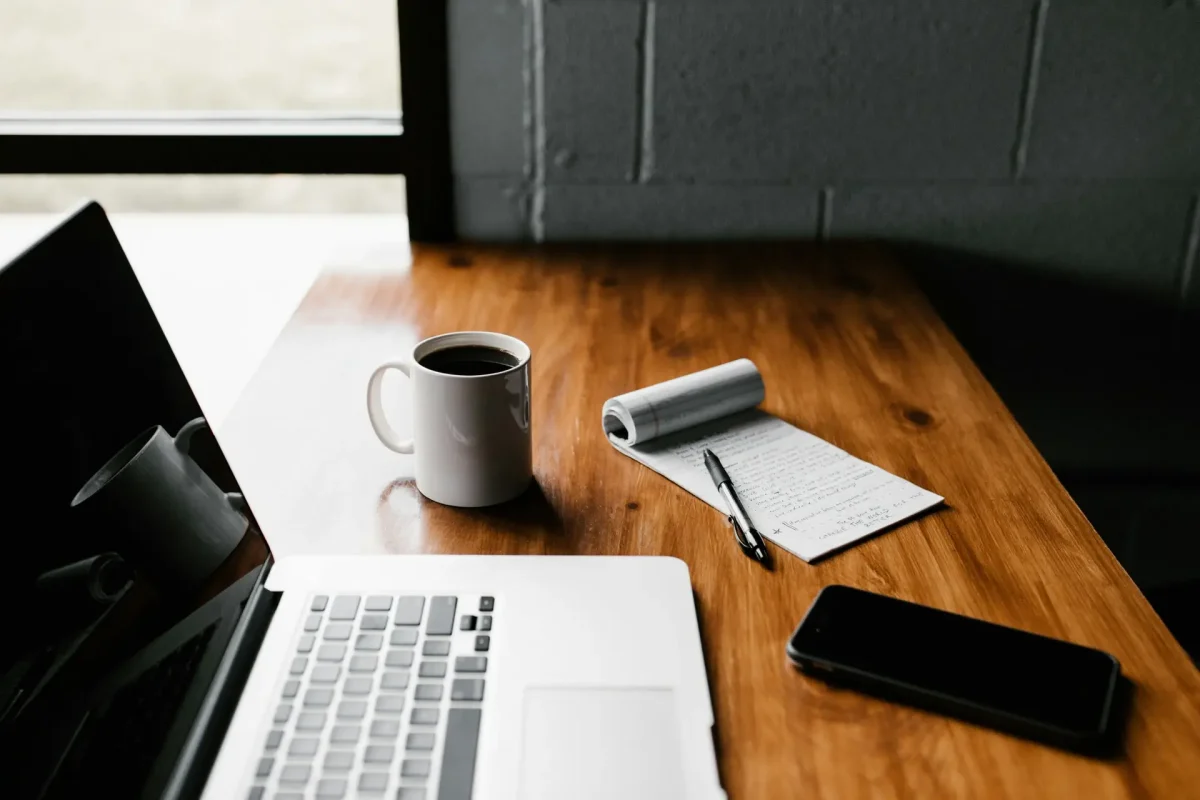 Illustration d’un professionnel en TI travaillant à distance, représentant l’externalisation des services informatiques pour les PME