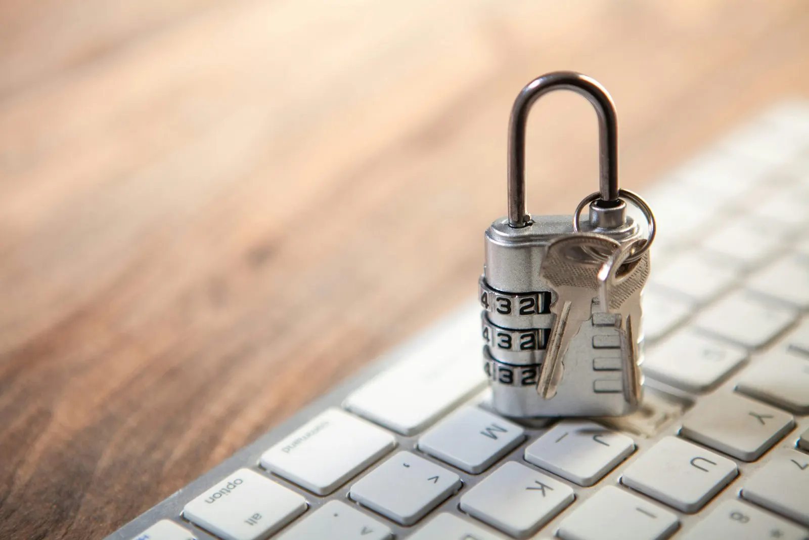 Cadenas sur un clavier d’ordinateur illustrant les liens entre cyberassurance, cybersécurité et gestion des risques.
