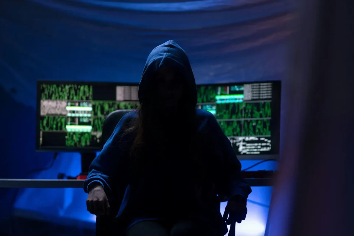 Illustration représentant la cybercriminalité comme service (CaaS), un modèle où les outils de piratage sont accessibles à tous via le dark web