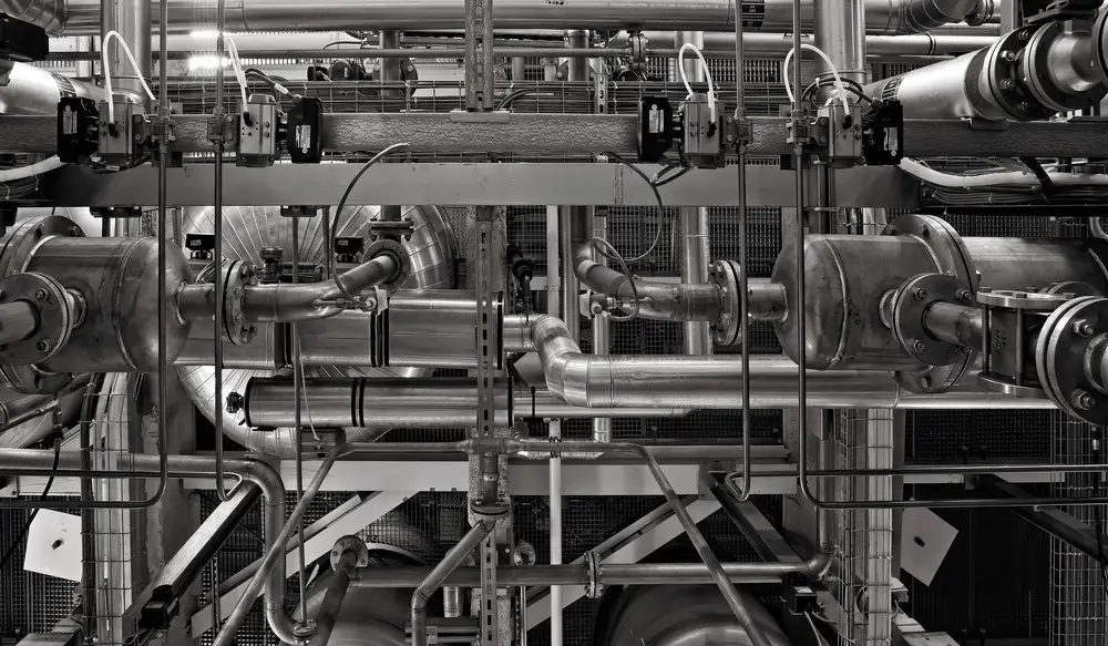 Vue d’une usine moderne, représentant les risques de cyberattaques dans les environnements industriels