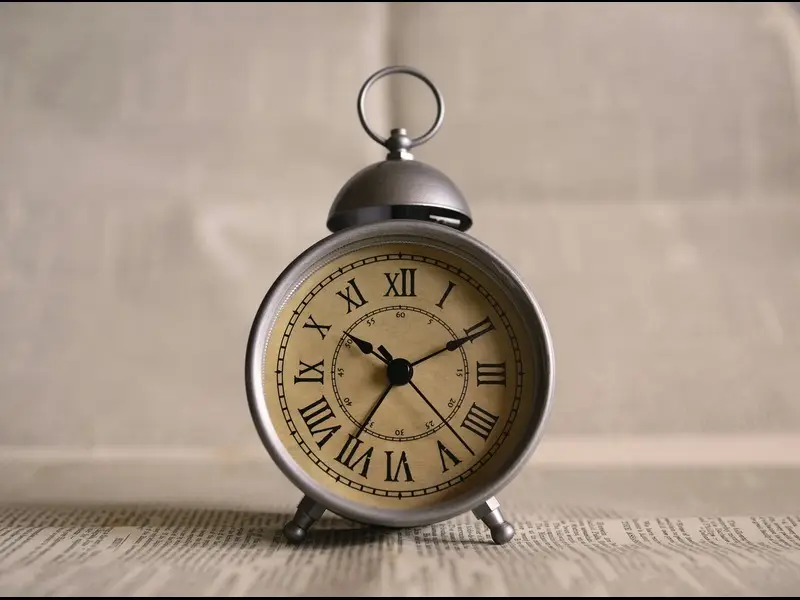 Illustration d'une horloge symbolisant l'urgence de réduire le temps de détection des cybermenaces