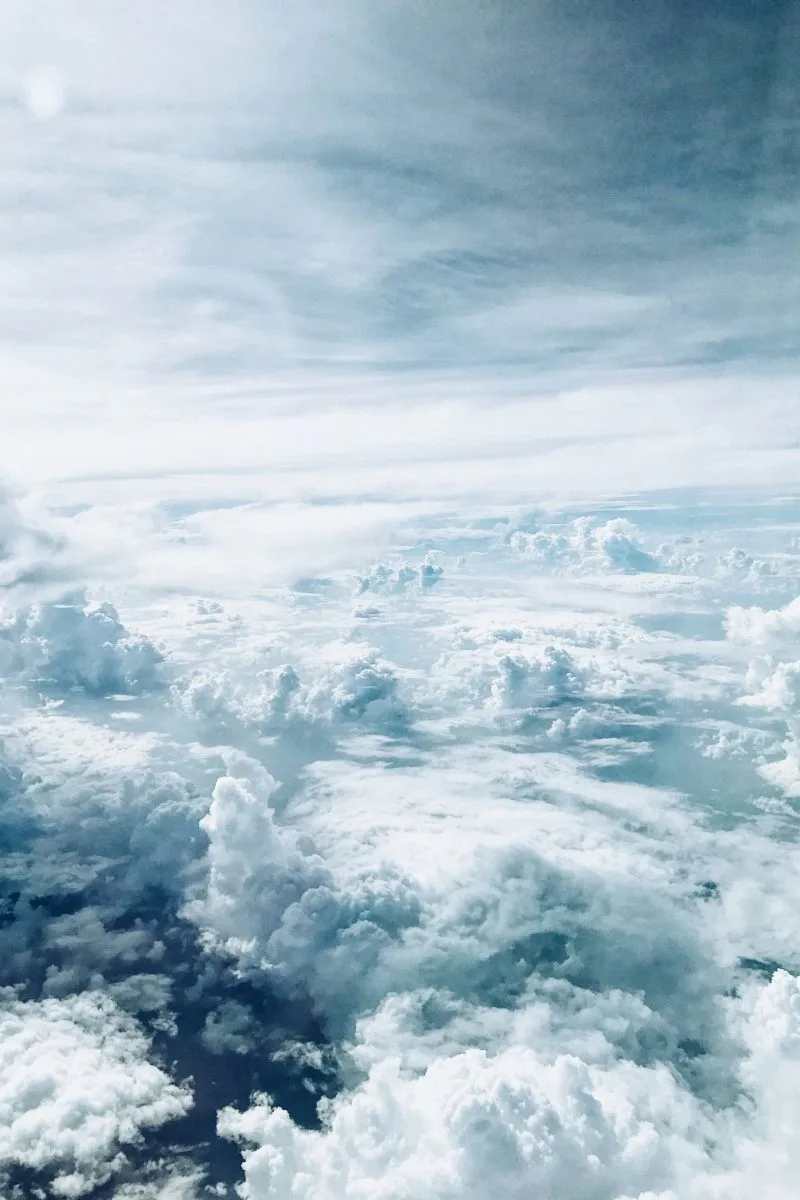 Vue aérienne de nuages illustrant la sécurité du cloud avec Microsoft Azure