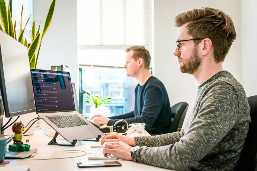 Notre équipe technique et nos consultants prennent en charge vos besoins en informatique.