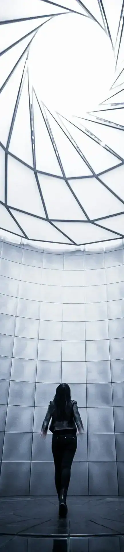 Personne marchant dans un espace architectural moderne, illustrant la transformation numérique avec les solutions Microsoft