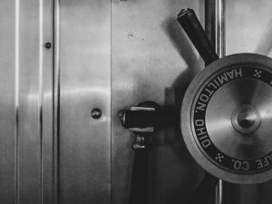 Coffre-fort symbolisant l’importance d’un mot de passe sécuritaire pour protéger les données d’entreprise