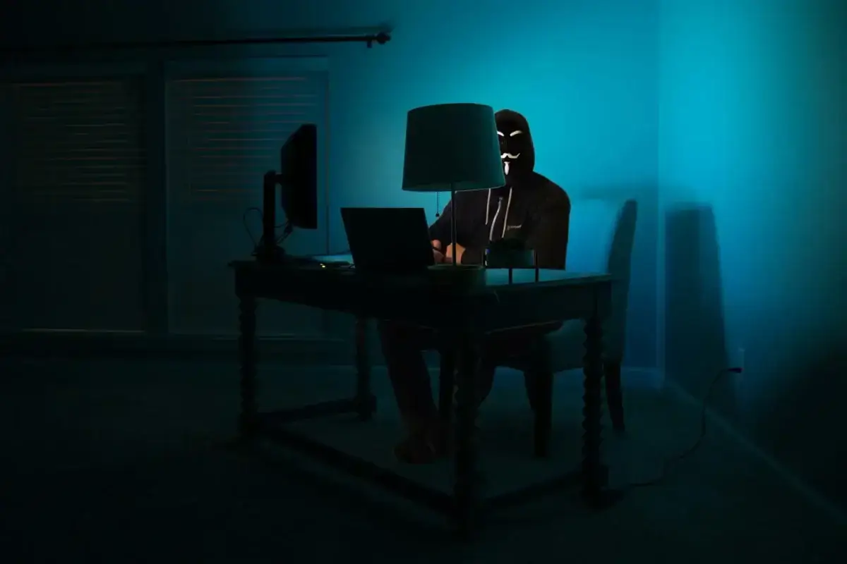 Illustration représentant divers risques informatiques comme les virus, le phishing, les rançongiciels et les failles de sécurité