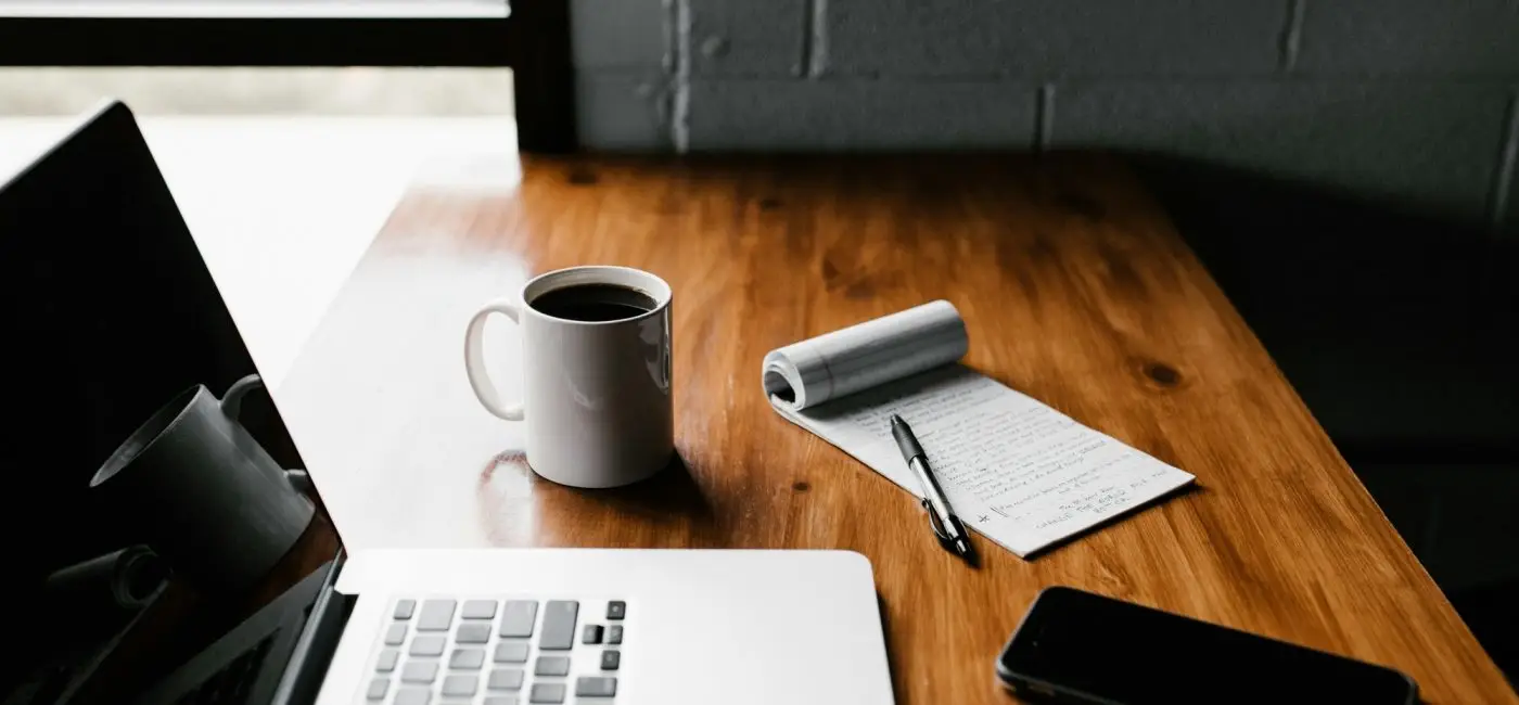 Illustration d’un professionnel en TI travaillant à distance, représentant l’externalisation des services informatiques pour les PME