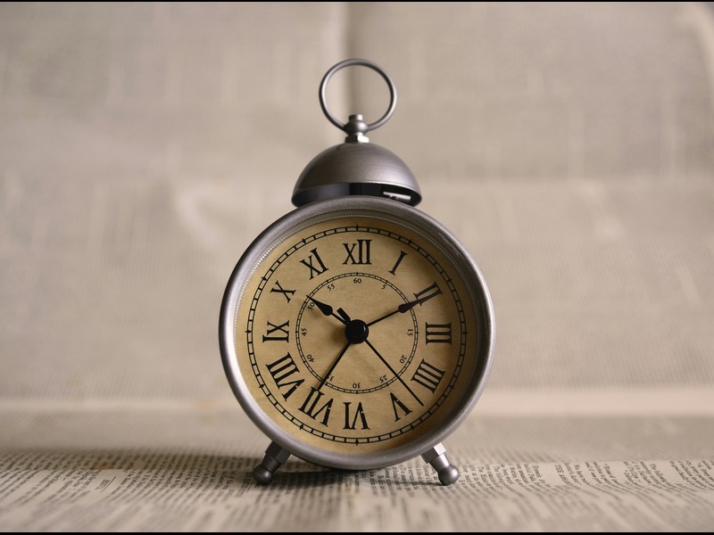 Illustration d'une horloge symbolisant l'urgence de réduire le temps de détection des cybermenaces